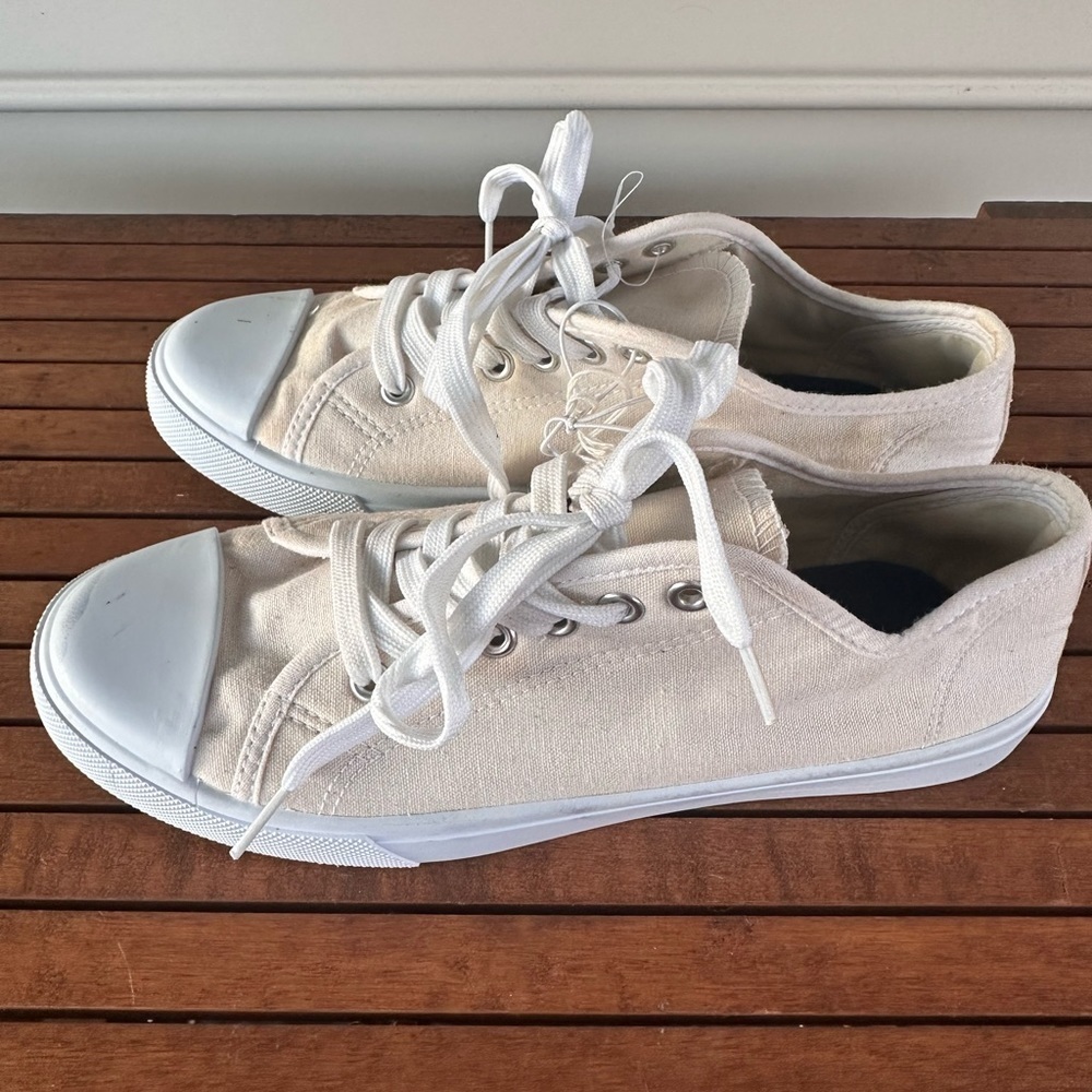 Bobbie Brooks women’s canvas shoes size 8